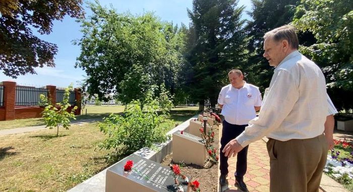 Памятные плиты воинам умершим от ранений в Новотитаровских госипалях